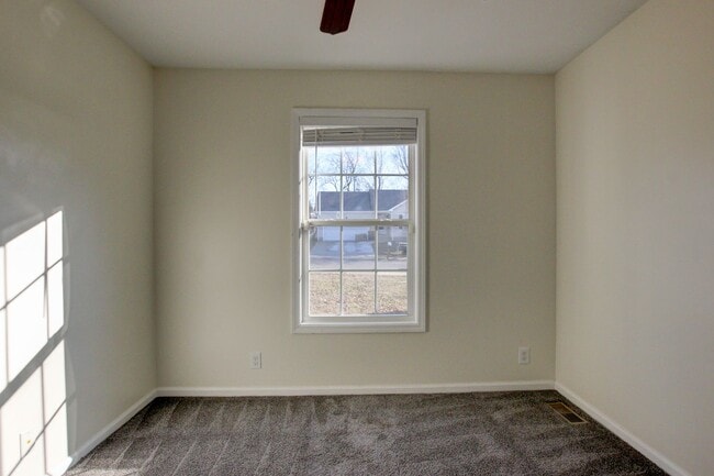 Building Photo - 3 bed 2 bath Fenced yard.  Heart of St. B.  Hurry.