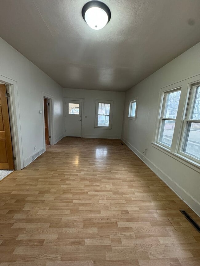 Building Photo - cozy 3 bedroom, 2 bath house