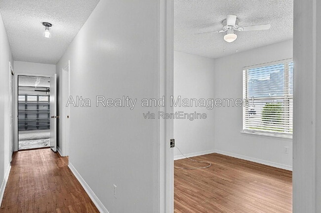 Building Photo - 8426 Country Bend Cir W