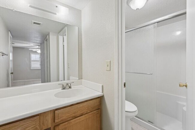 Building Photo - 4444 E Paradise Ln