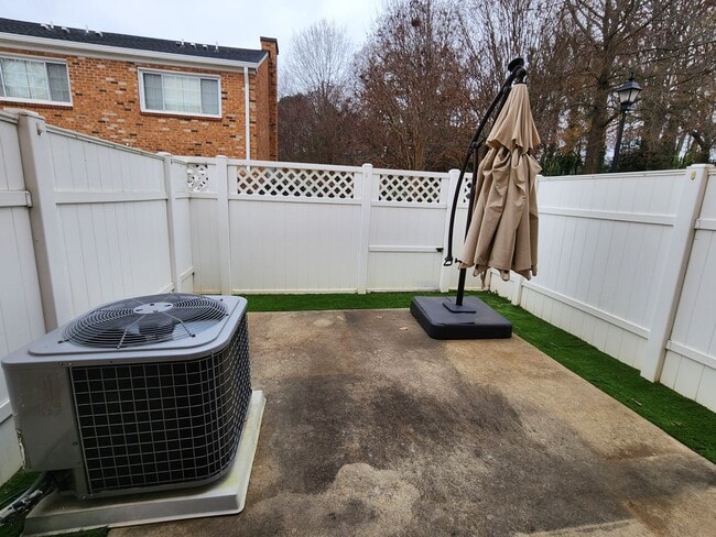 Building Photo - 2 Bedroom Condo in Midwood