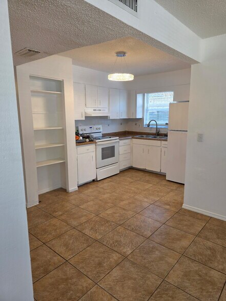 Building Photo - 3004 Oaklawn Ave