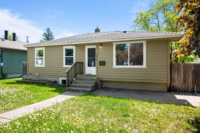 Building Photo - 5 Bedroom Northeast Spokane Home! - Availa...