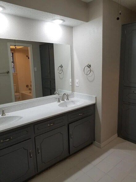 Building Photo - Room in Duplex on St Paul Ct