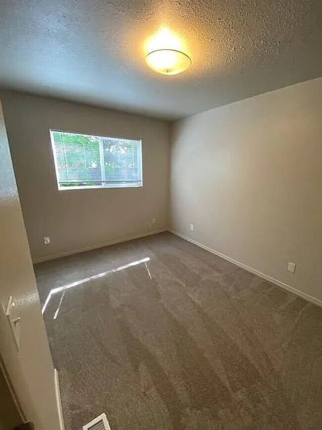 Building Photo - 2 bedroom 1 bathroom duplex with backyard ...