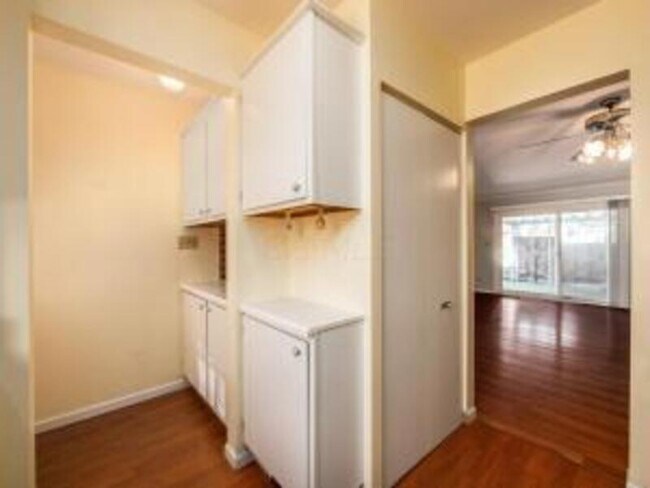 Building Photo - 2324 Woodbrook Cir N