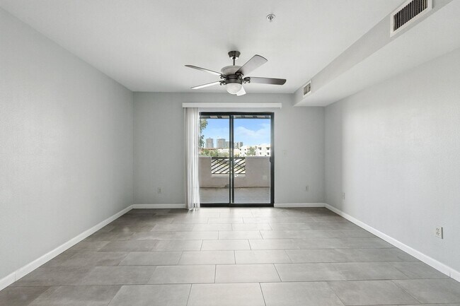 Building Photo - Walking Distance to ASU!