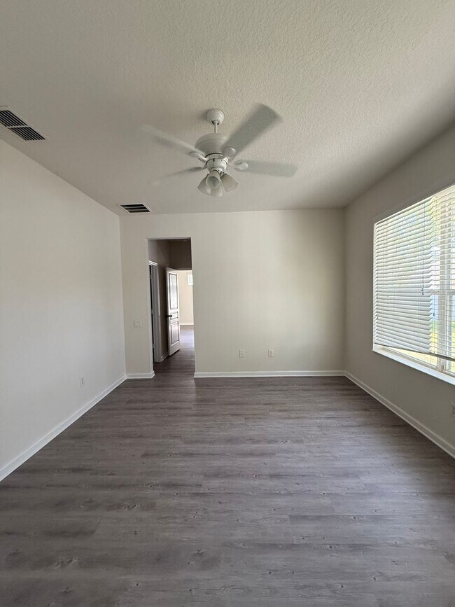 Building Photo - Come View This Amazing 3 Bed 2 Bath Single...