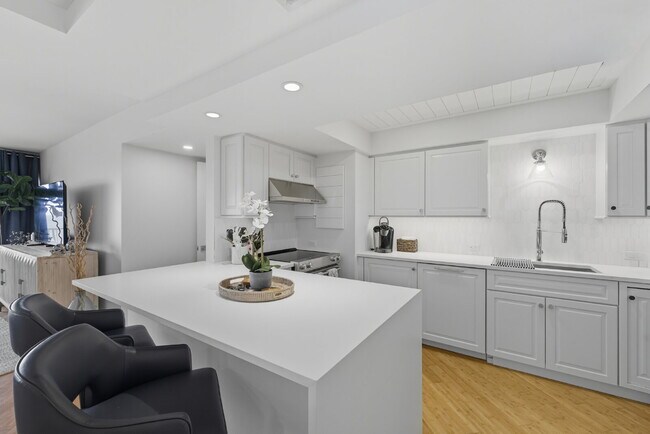 Building Photo - Naples Continental - Condo on the beach!!
