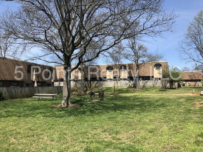 Building Photo - 420 Walton Ln