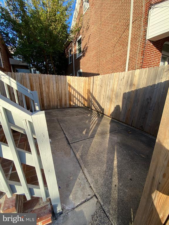 Building Photo - 302 N York St