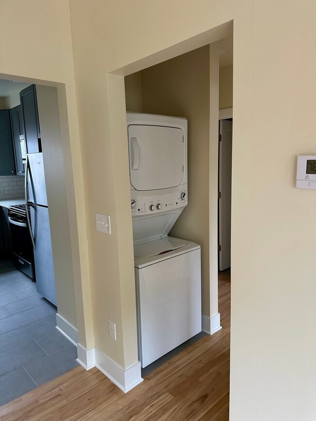 Building Photo - 901-903 E Center St