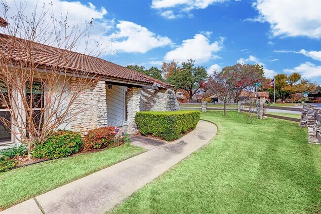 Building Photo - 2217 Onion Creek Pkwy