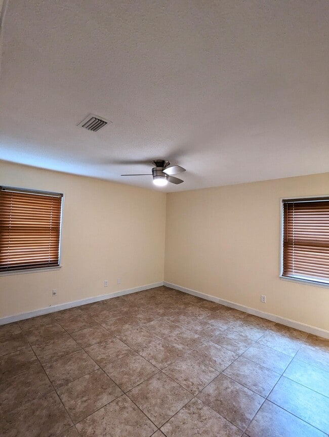 Building Photo - 1010 Pinetree Rd