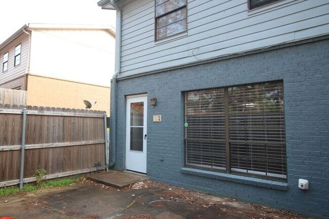 Building Photo - Available Now! 3 Bedroom 2.5 Bathroom Town...