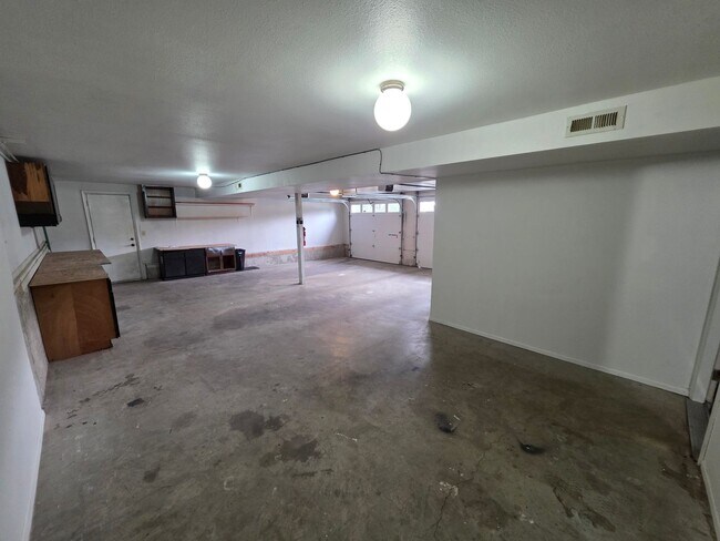 Building Photo - Beautiful Home in 5 Mile
