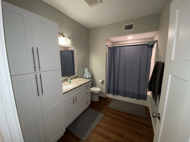 Building Photo - Stunning sunsets on private balcony 2 bed 2 bath in Longfellow!