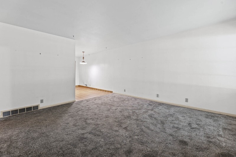 Building Photo - 881 4900 S