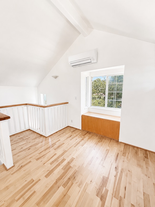 Building Photo - 1472 Chanticleer Ave
