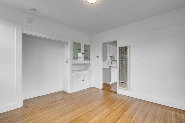 Building Photo - Newly remodeled top floor, pet friendly 1B...