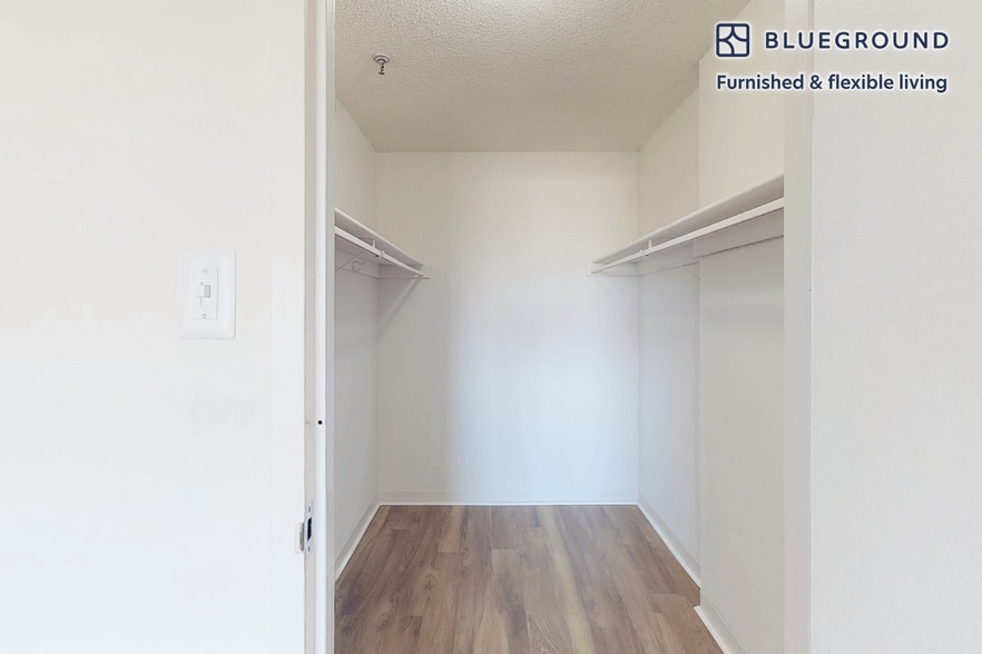 Building Photo - 2251 Pimmit Dr