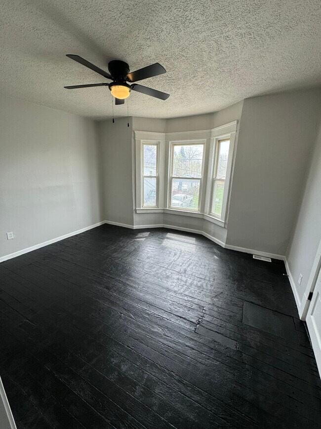 Building Photo - 3860 E 72nd St