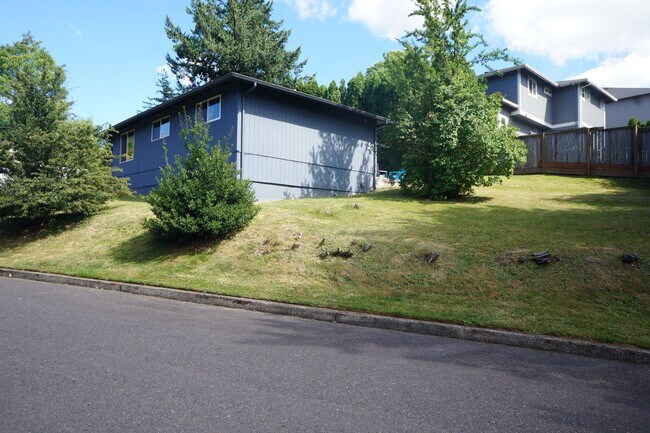 Building Photo - SW Portland 3 bedroom 2 bathroom Ranch
