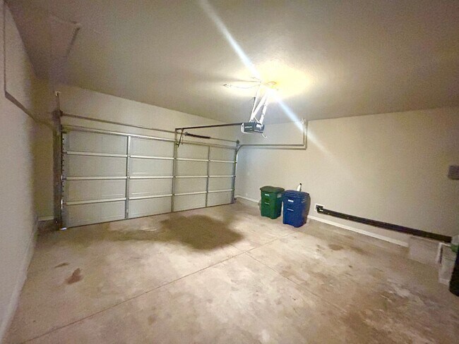 Building Photo - *MOVE IN SPECIAL* Comfort & Convenience – 2-Story Home with Fenced Backyard!