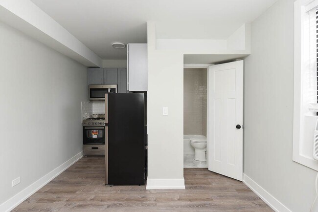 Building Photo - 508 W Belmont Ave