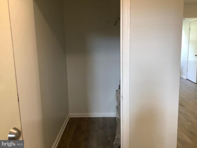 Building Photo - 12 Normandy Square Ct