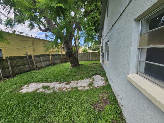 Building Photo - 1409 Laura St