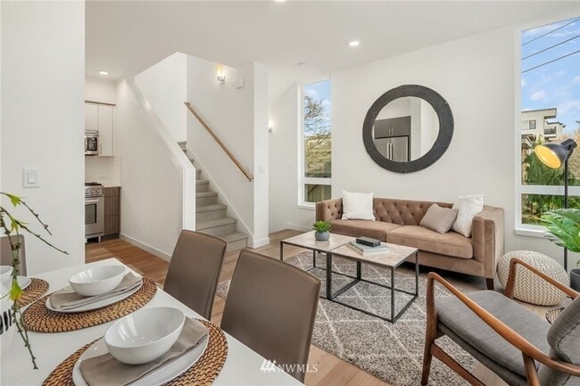 Building Photo - 2Bd/1.75Ba Seattle Townhouse