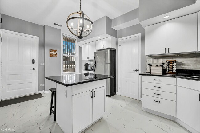 Building Photo - 2202 N Clybourn Ave