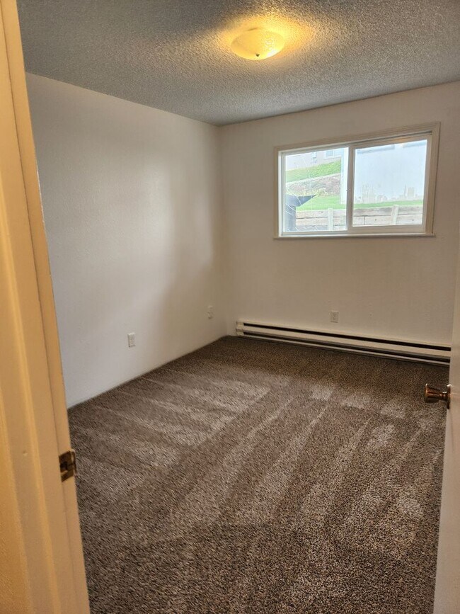 Building Photo - Selah 3br 1ba duplex with carport and WATE...