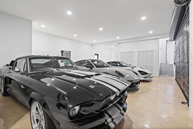 Building Photo - 585 Dolphin Ave SE