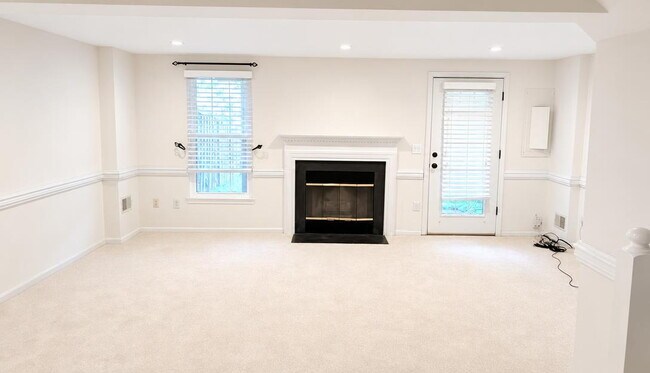 Building Photo - Charming Three-Bedroom Townhome in a Prime Ashburn Location