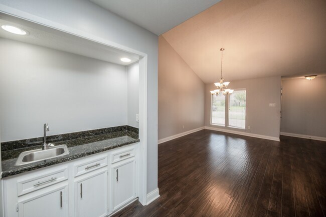 Building Photo - 2903 Pepperwood Dr