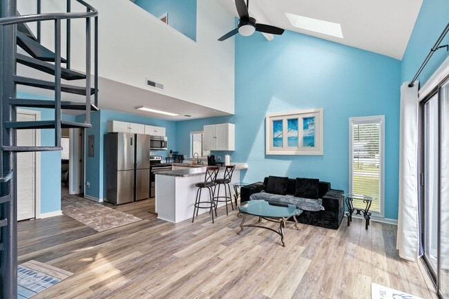 Building Photo - Fully furnished condo minutes from the beach!