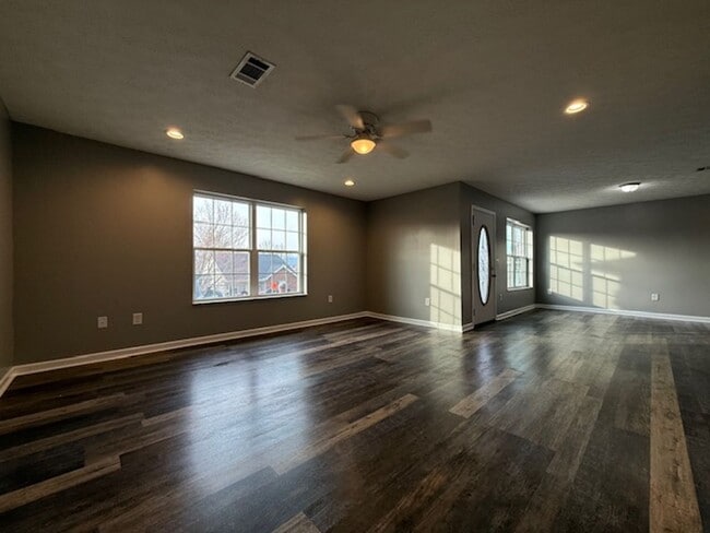 Building Photo - Move In Ready!!