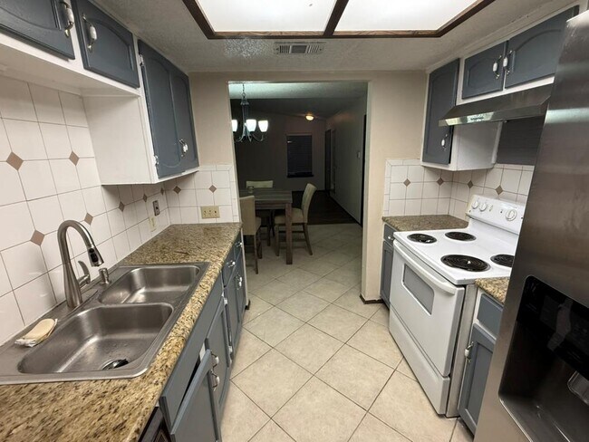 Building Photo - 907 E Meadowmere Ln