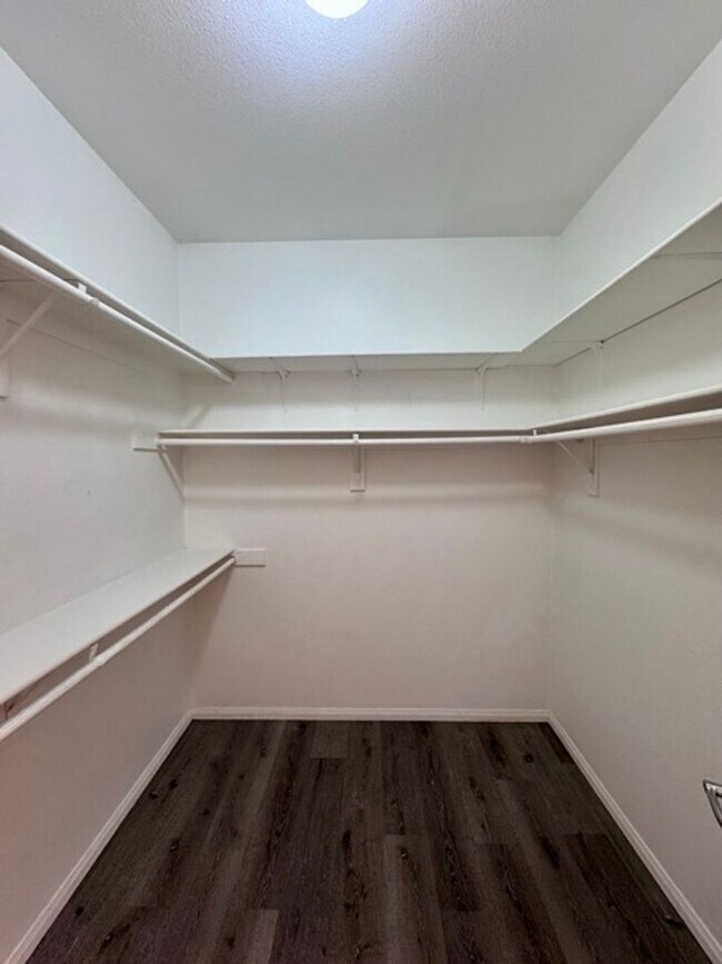 Building Photo - Move-In Special! Move in by September 15 a...