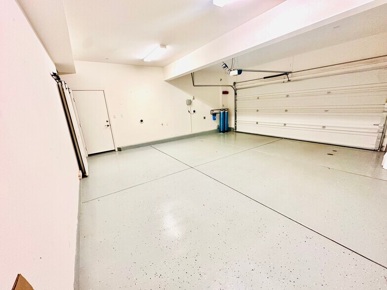 Building Photo - 15770 Myrtlewood Ave