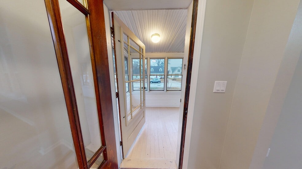 Entryway to front porch - 7823 Eagle St