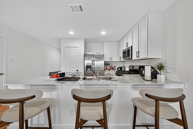 Building Photo - 27615 Village Cir Dr