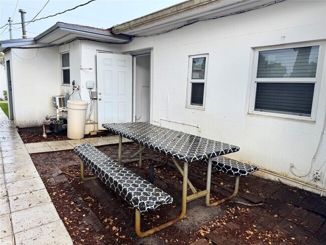 Building Photo - 2305 Monroe St