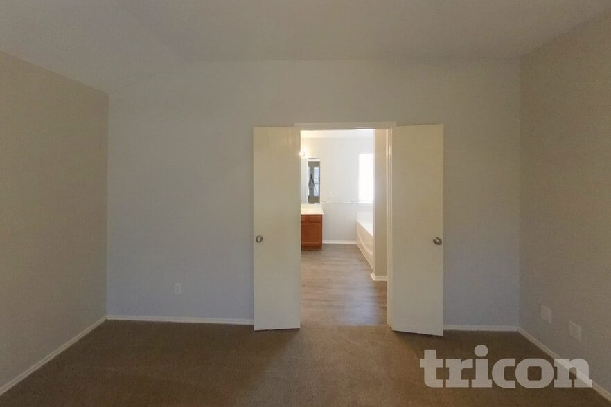 Building Photo - 1615 Hillside Dr