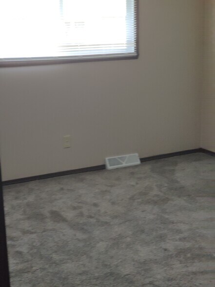 Building Photo - 5760 W Betty Ln