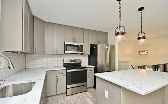 Building Photo - 16501 Accolawn Rd