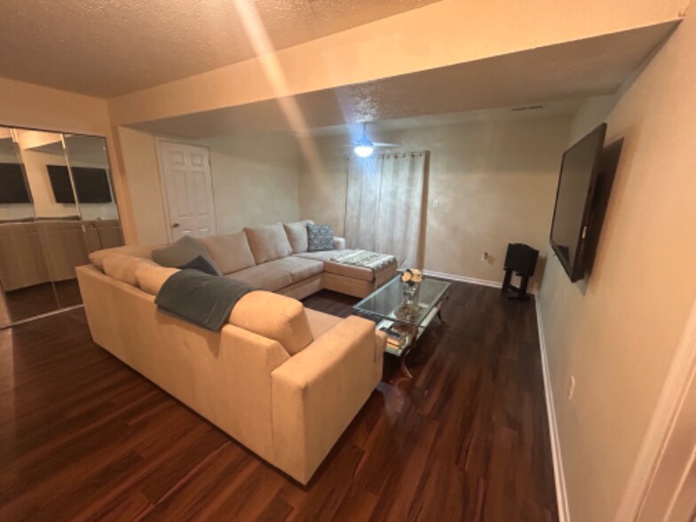 Building Photo - 8234 Roanoke Ct