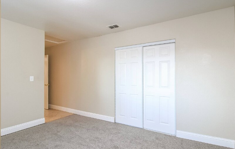 Building Photo - 4433 Bollenbacher Ave